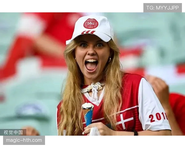 捷克球迷雄狮在赛事中热情助威,展现团结精神和运动魅力 捷克球迷雄狮在赛事中热情助威,展现团结精神和运动魅力