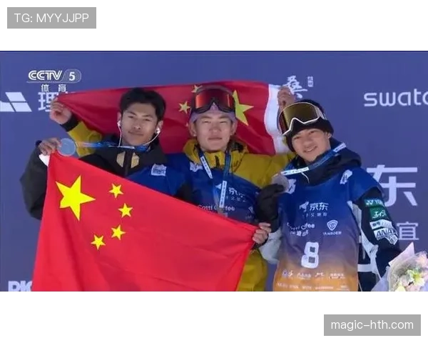 苏翊鸣机场手拎名牌包，旁边队友背的背包看懵了…