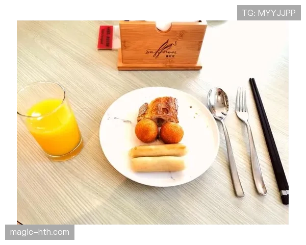 瑞安·洛赫特又发泳池边豪华早餐，卡里得有多少零才能随手过成这样一天